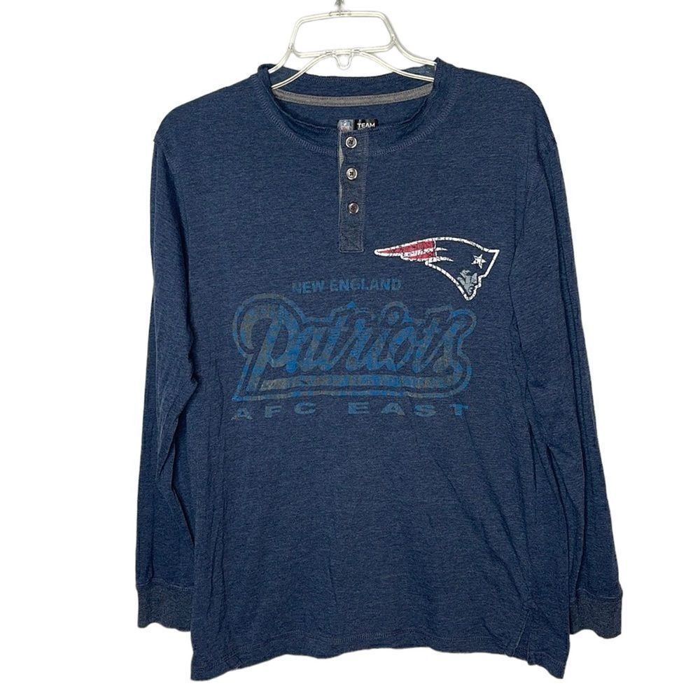 Men’s Patriots Three Button Long Sleeve Shirt. Size Medium.
